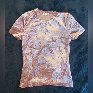 Shiny pink velvet fitted T-shirt with slight crop.